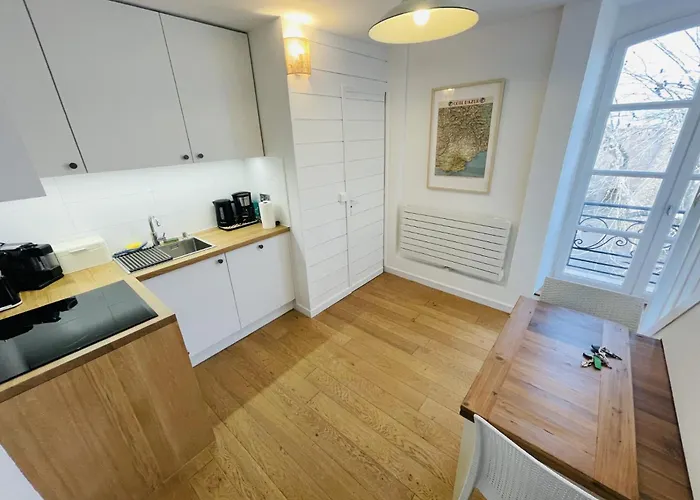 Апартаменты Lovely One Bedroom In The Old Town Of Антиб