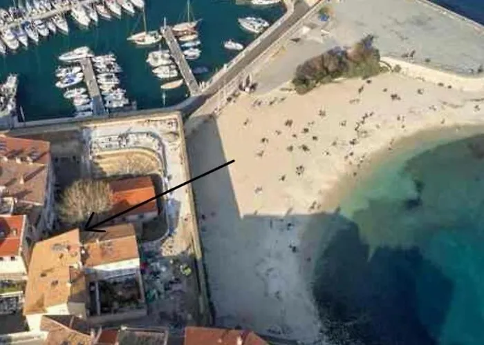 Lovely One Bedroom In The Old Town Of Антиб